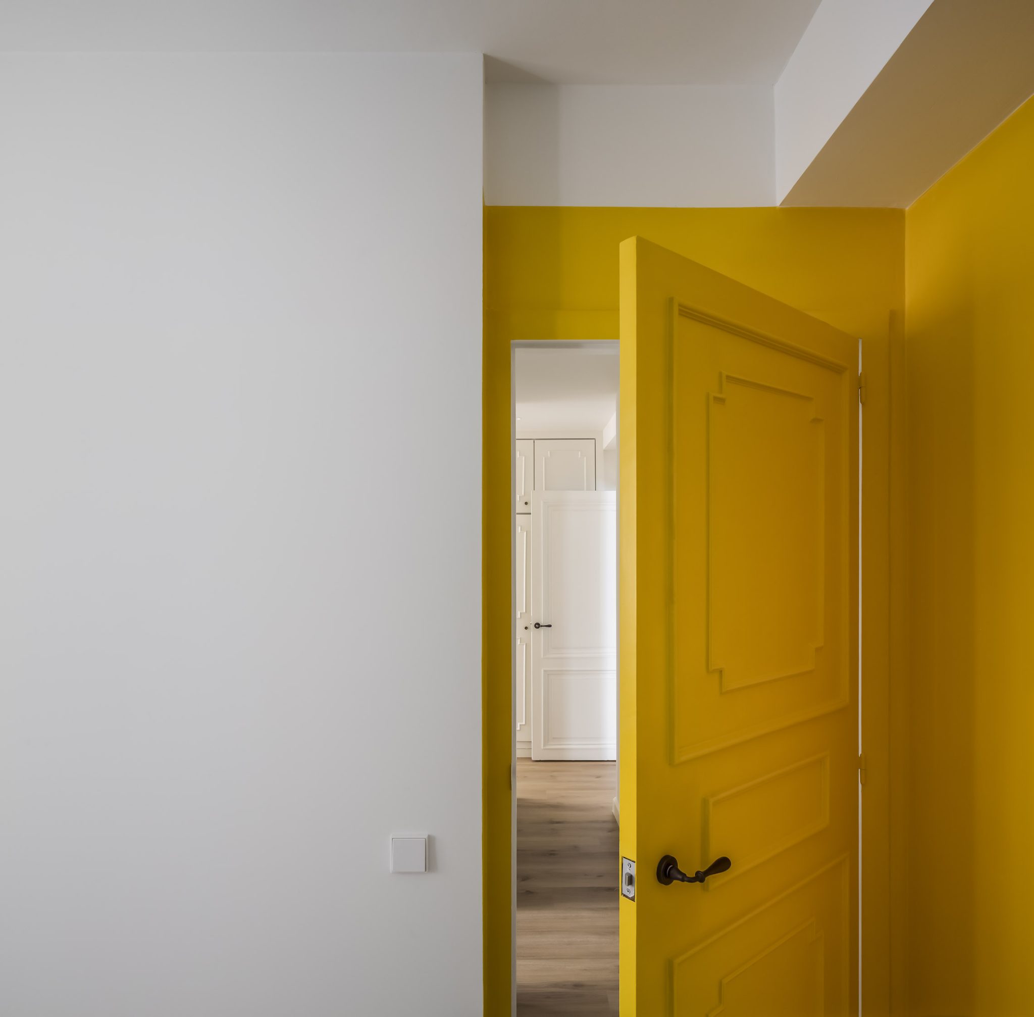 proyecto reforma tambori arquitetes arquitectura de vivienda en ramón gordillo valencia, diseño puerta con color