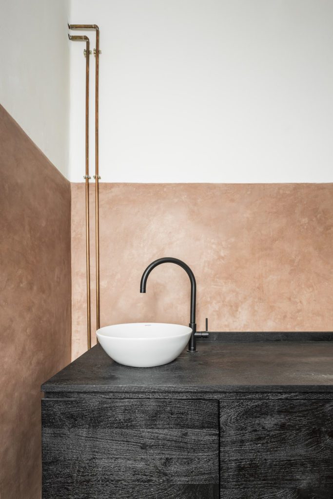 Tadelakt técnica sostenible utilizado en baño del proyecto de arquitectura de vivienda en abastos valencia